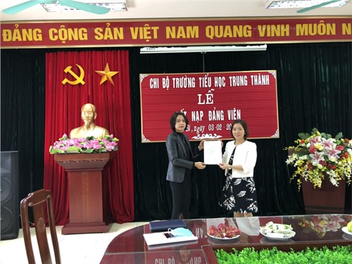Trường TH Trung Thành tổ chức Lễ kết nạp Đảng viên mới cho đồng chí Vũ Hoàng Hà